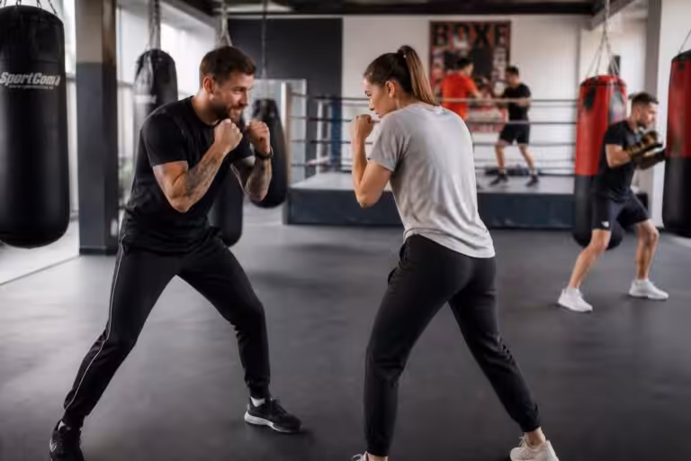 découvrez comment débuter la boxe à 30 ans sans expérience sportive, avec des conseils adaptés pour progresser en douceur et rester motivé.