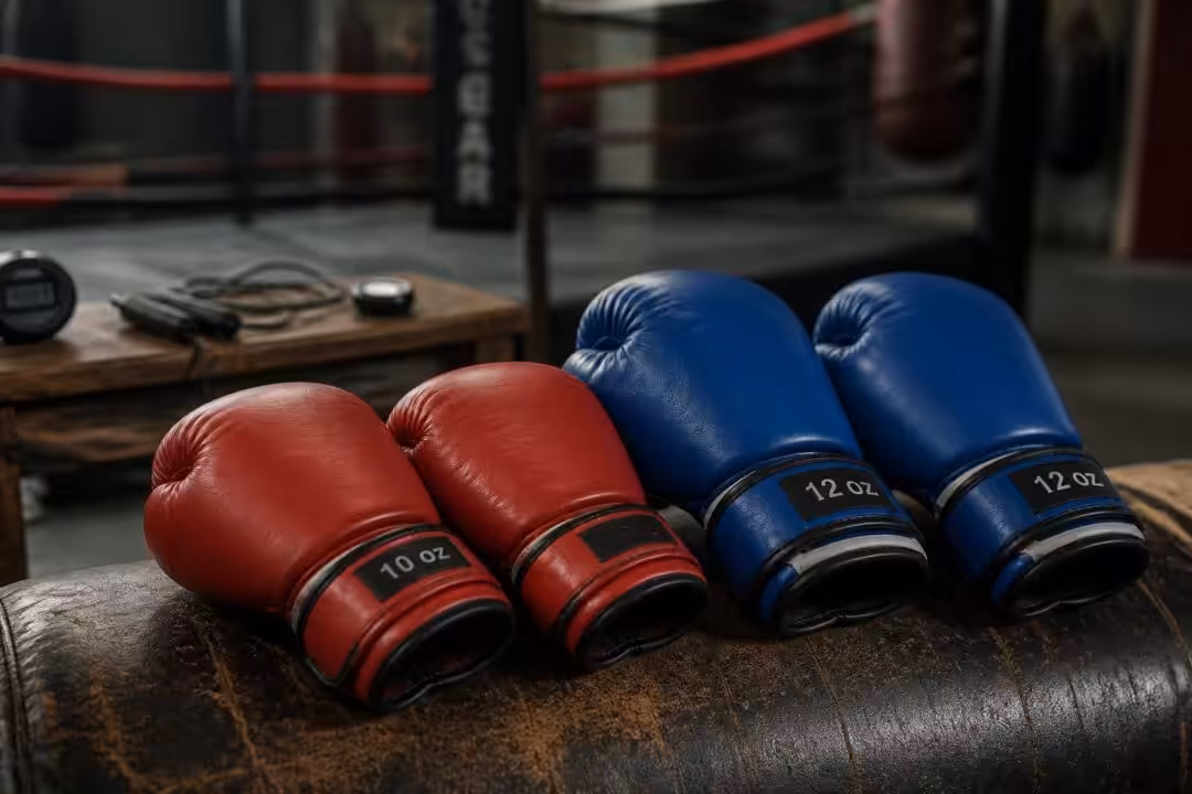 découvrez comment choisir entre des gants de boxe 10 oz et 12 oz pour optimiser votre entraînement, protéger vos mains et améliorer vos performances.