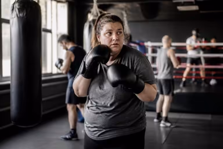 découvrez si vous pouvez débuter la boxe sans être en forme physiquement et comment progresser étape par étape pour améliorer votre condition physique.