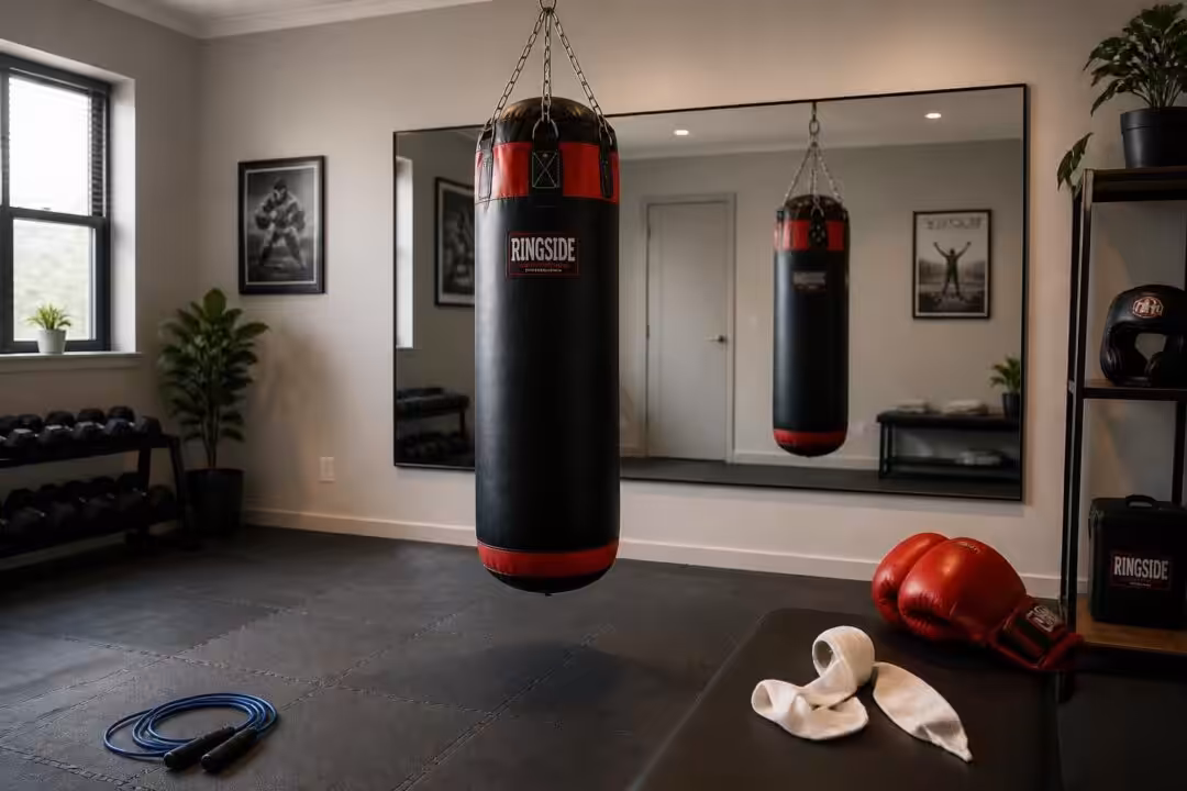 découvrez quel matériel de boxe choisir pour bien débuter la boxe à la maison, avec des conseils pratiques pour s'équiper efficacement et en toute sécurité.